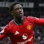 Kobbie Mainoo célèbre son but victorieux contre Liverpool à Old Trafford en Premier League