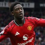 Kobbie Mainoo célèbre son but victorieux contre Liverpool à Old Trafford en Premier League