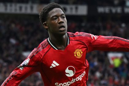 Kobbie Mainoo célèbre son but victorieux contre Liverpool à Old Trafford en Premier League