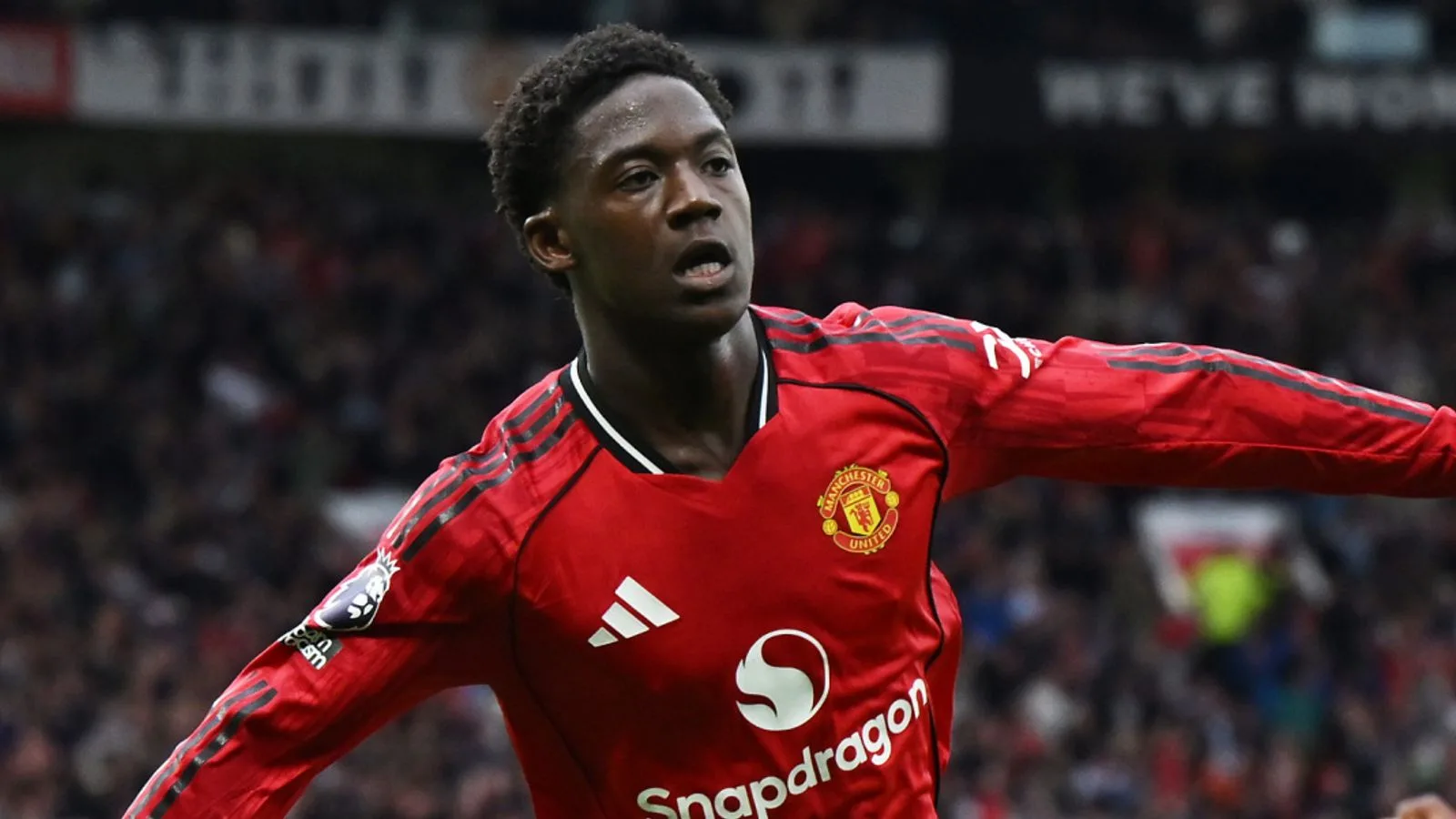 Kobbie Mainoo célèbre son but victorieux contre Liverpool à Old Trafford en Premier League
