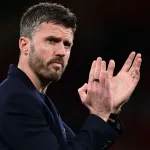 Michael Carrick applaudit les supporters de Manchester United en bord de terrain