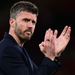 Michael Carrick applaudit les supporters de Manchester United en bord de terrain