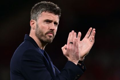 Michael Carrick applaudit les supporters de Manchester United en bord de terrain