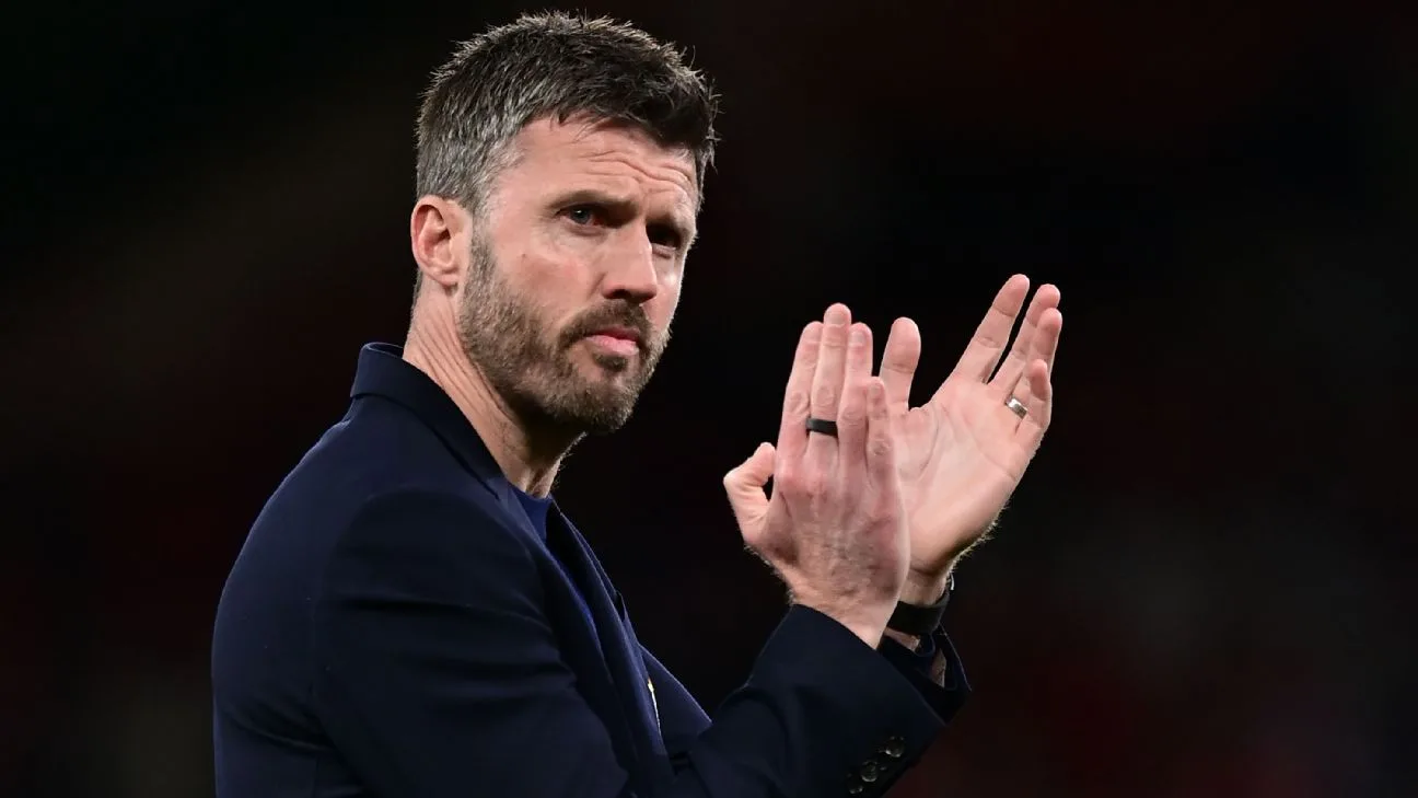 Michael Carrick applaudit les supporters de Manchester United en bord de terrain