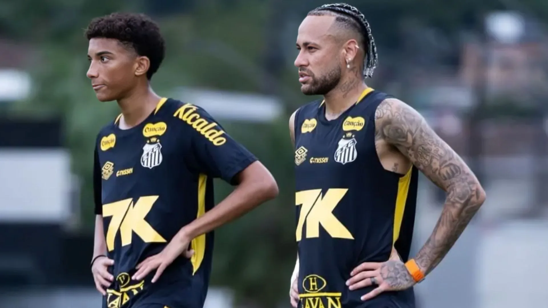 Neymar et Robinho Jr. lors d'un entraînement de Santos FC en mai 2026