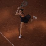 Aryna Sabalenka en action contre Elsa Jacquemot au 2e tour de Roland-Garros 2026