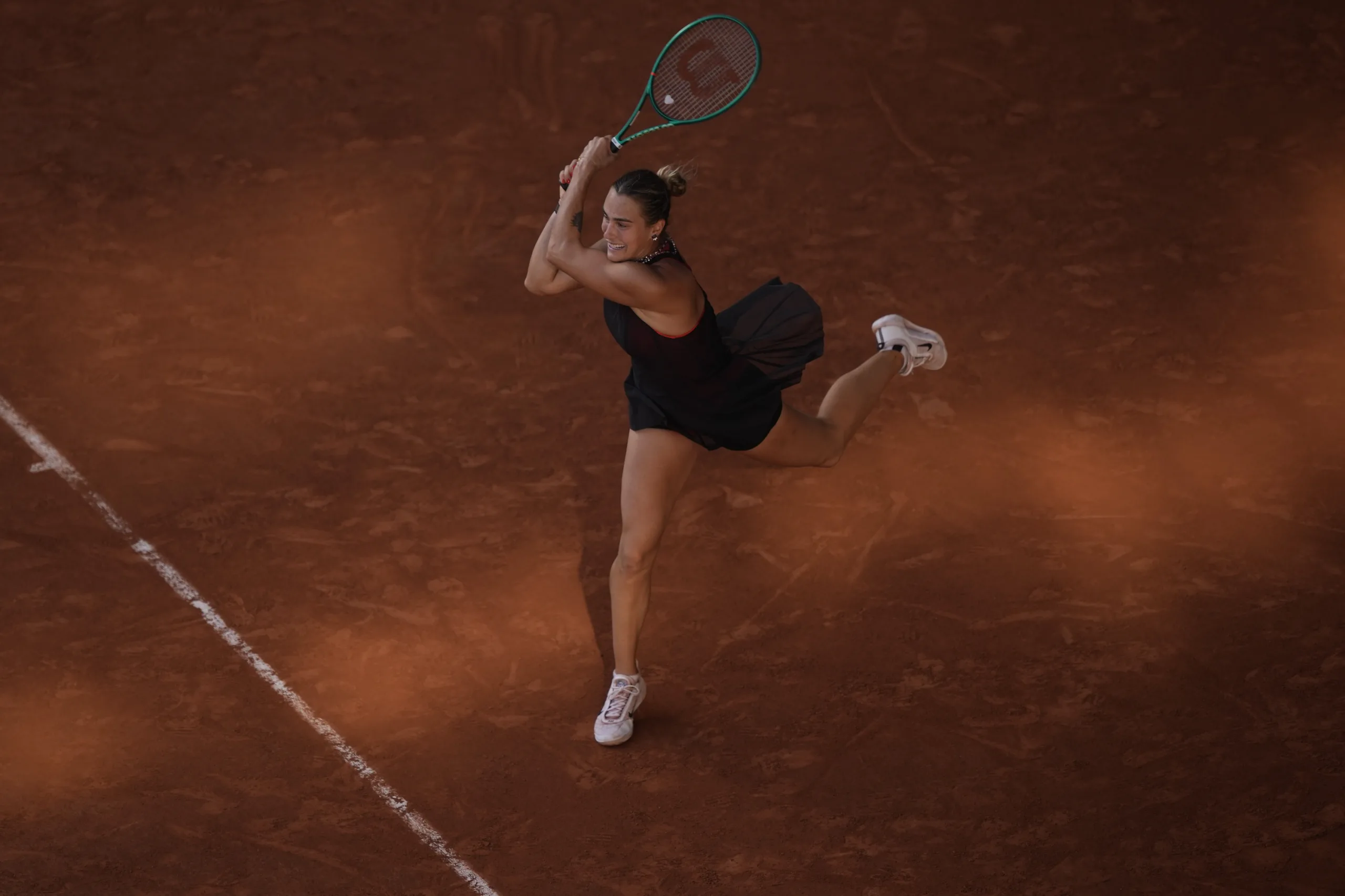 Aryna Sabalenka en action contre Elsa Jacquemot au 2e tour de Roland-Garros 2026