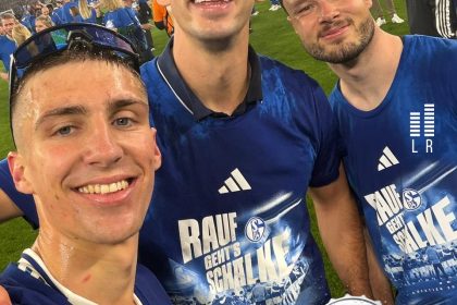 Les joueurs de Schalke 04 célèbrent leur promotion en Bundesliga 2026 à la Veltins Arena de Gelsenkirchen
