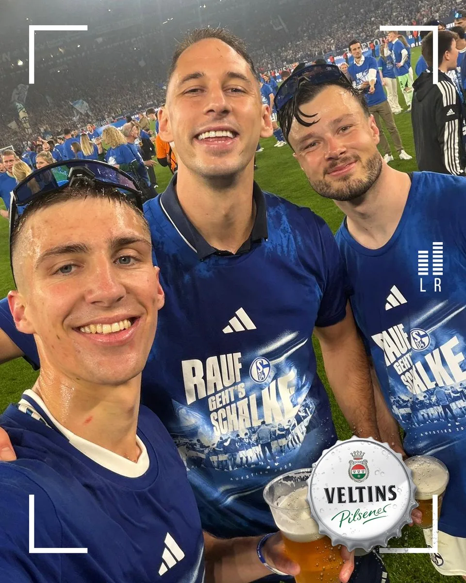 Les joueurs de Schalke 04 célèbrent leur promotion en Bundesliga 2026 à la Veltins Arena de Gelsenkirchen