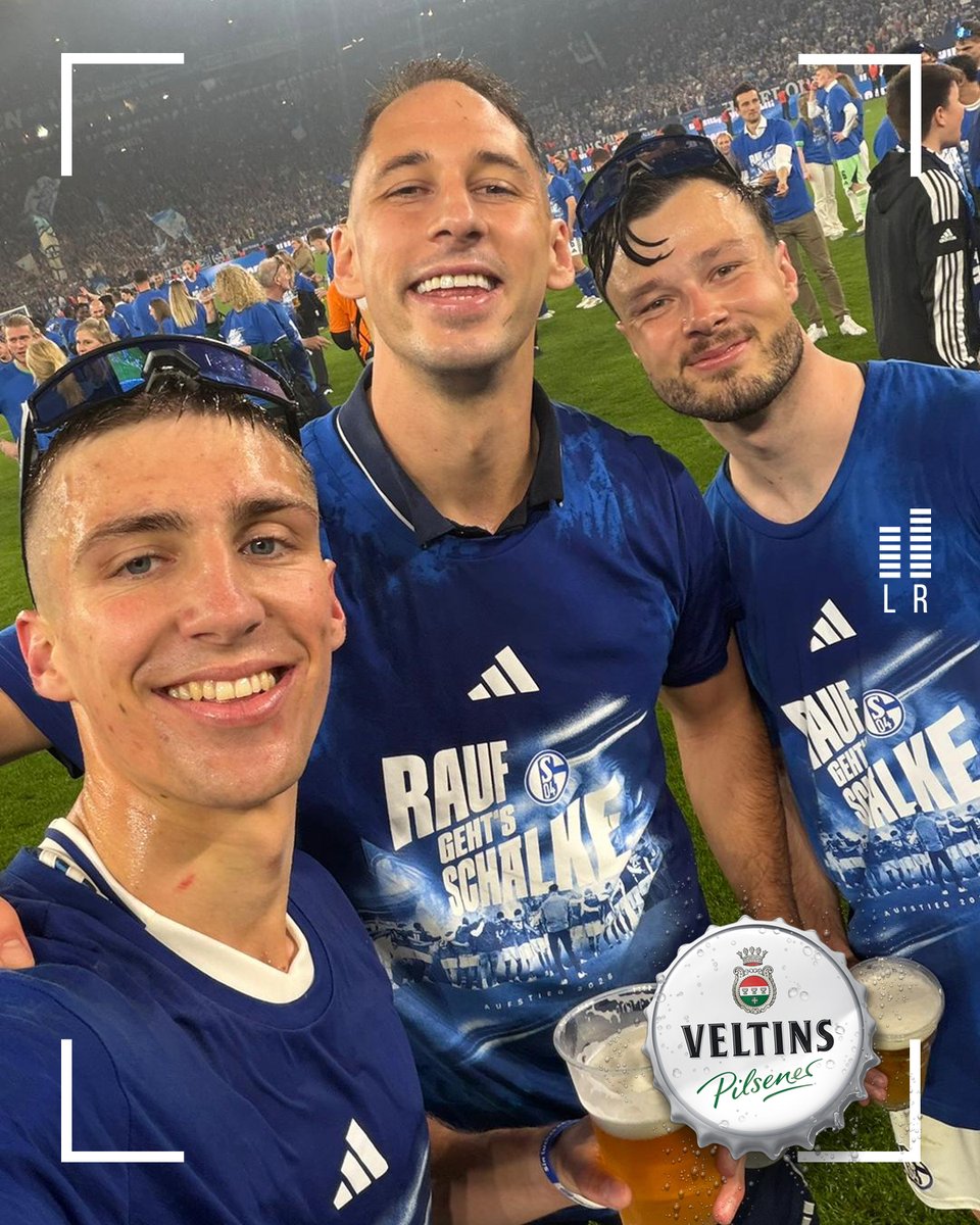 Les joueurs de Schalke 04 célèbrent leur promotion en Bundesliga 2026 à la Veltins Arena de Gelsenkirchen