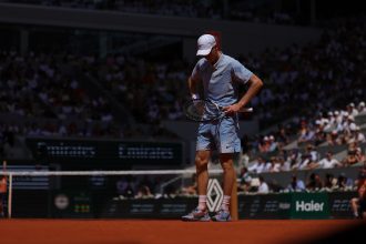 Jannik Sinner lors du 2e tour de Roland-Garros 2026 face à Juan Manuel Cerundolo