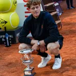 Jannik Sinner soulève le trophée du Masters 1000 de Rome 2026