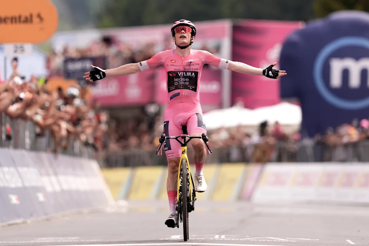 Jonas Vingegaard vainqueur du Giro d’Italia 2026 à Rome, maillot rose