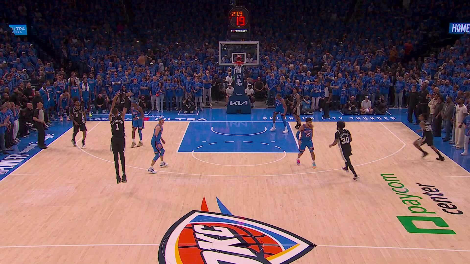Victor Wembanyama en action lors du Game 1 Spurs-Thunder Finales de Conférence Ouest NBA 2026