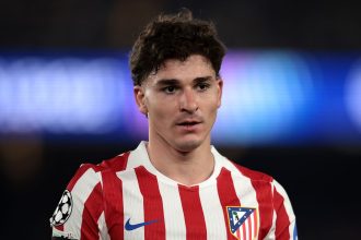 Julián Álvarez sous le maillot de l'Atlético de Madrid lors du conflit mercato avec le FC Barcelone