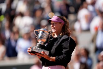 Mirra Andreeva soulève la Coupe Suzanne-Lenglen à Roland-Garros 2026