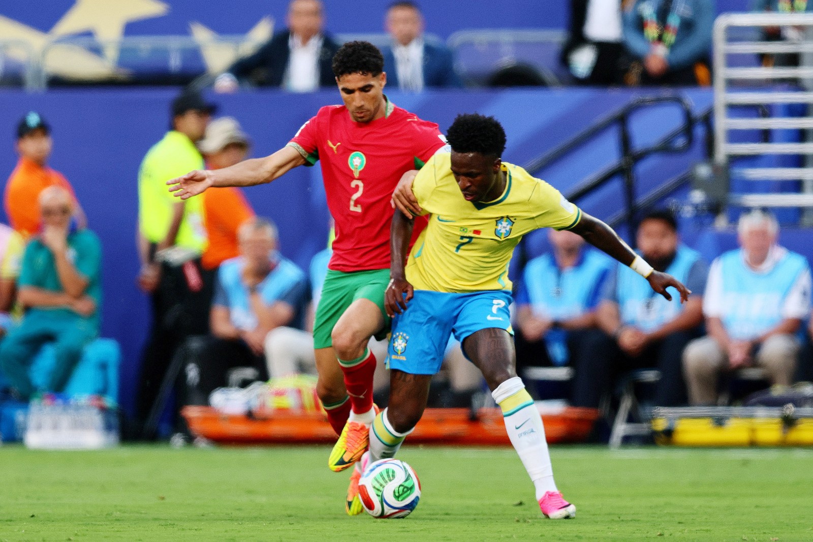 Vinicius Junior face à Achraf Hakimi lors de Brésil - Maroc à la Coupe du monde 2026