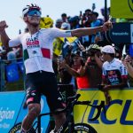 Isaac Del Toro (UAE Team Emirates XRG) victorieux au sommet du Grand Colombier lors de létape 7 du Tour Auvergne-Rhône-Alpes 2026