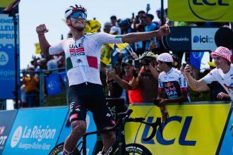 Isaac Del Toro (UAE Team Emirates XRG) victorieux au sommet du Grand Colombier lors de létape 7 du Tour Auvergne-Rhône-Alpes 2026