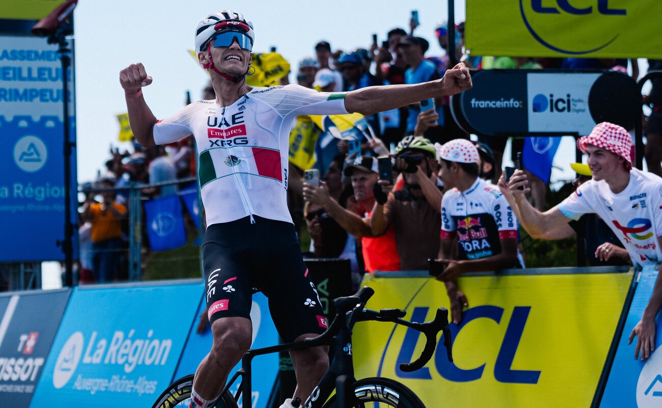 Isaac Del Toro (UAE Team Emirates XRG) victorieux au sommet du Grand Colombier lors de létape 7 du Tour Auvergne-Rhône-Alpes 2026