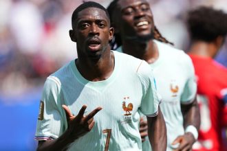 Les joueurs de l'équipe de France célèbrent leur qualification en 16es de finale de la Coupe du Monde 2026