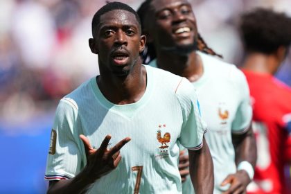 Les joueurs de l'équipe de France célèbrent leur qualification en 16es de finale de la Coupe du Monde 2026