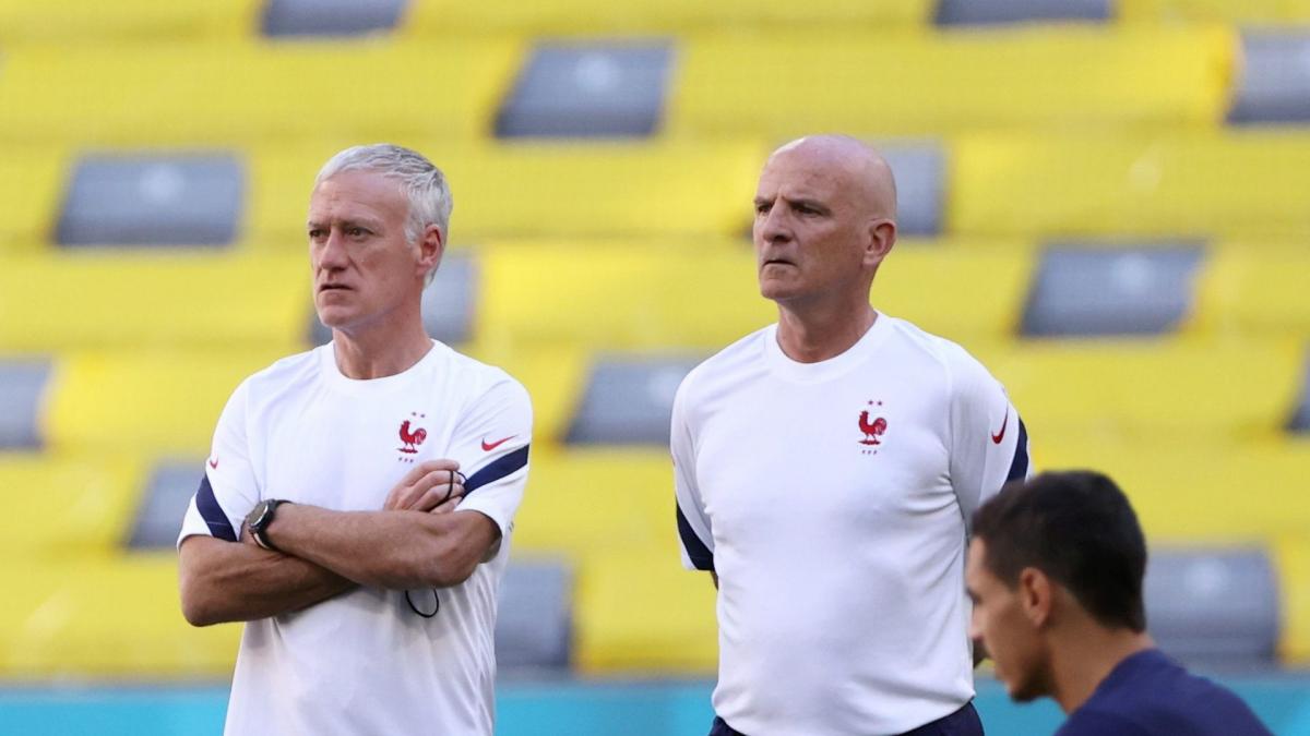 Didier Deschamps et son adjoint Guy Stéphan lors d'un rassemblement de l'équipe de France