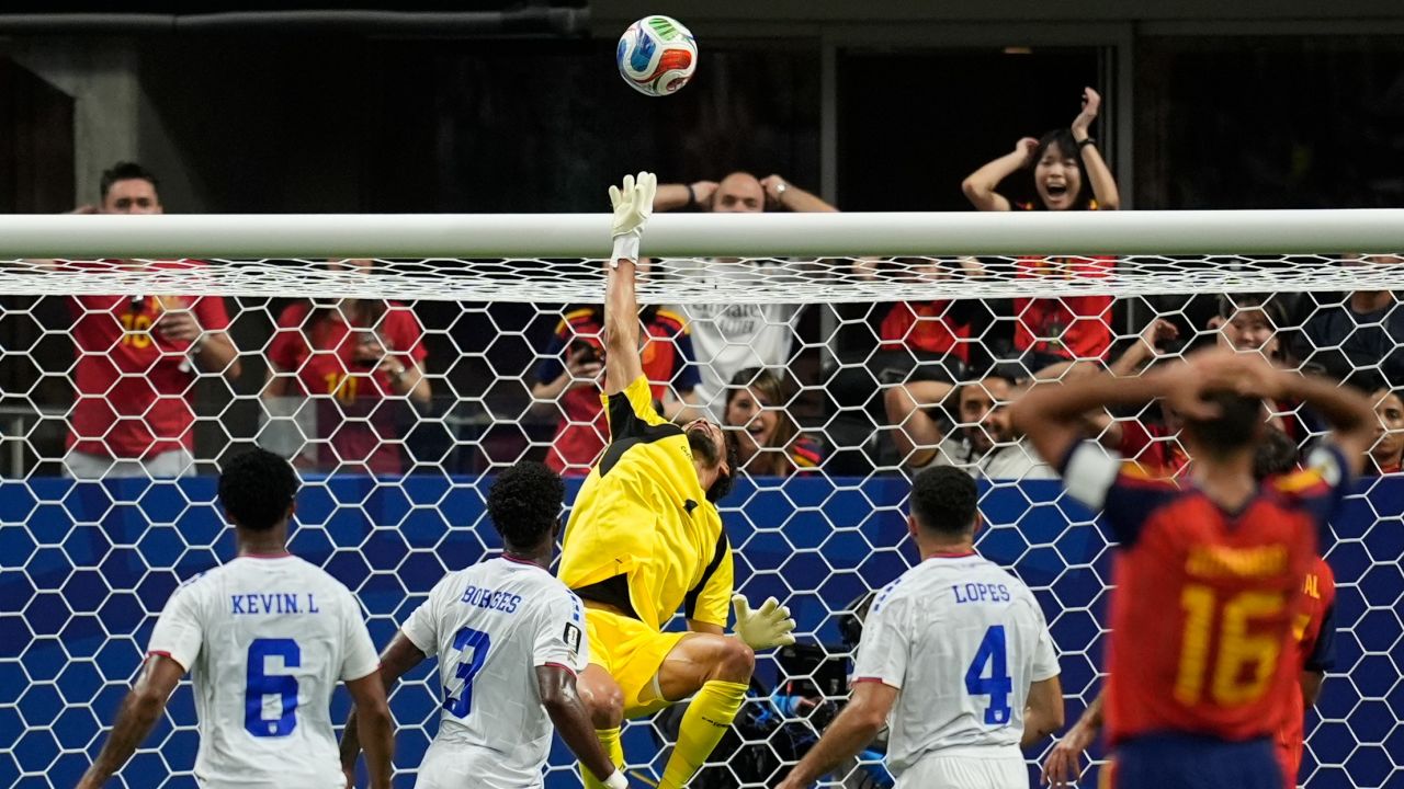 Le gardien du Cap-Vert Vozinha détourne un ballon face à l’Espagne au Mondial 2026