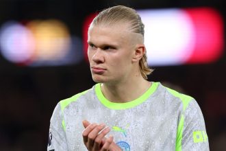 Haaland maillot numéro 9 brandi par Riquelme au Real Madrid