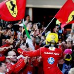 Lewis Hamilton (Ferrari) célèbre sur le podium sa première victoire au Grand Prix d'Espagne 2026 à Barcelone