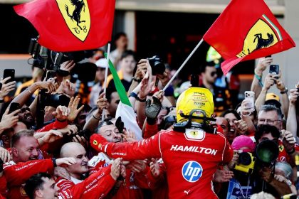 Lewis Hamilton (Ferrari) célèbre sur le podium sa première victoire au Grand Prix d'Espagne 2026 à Barcelone