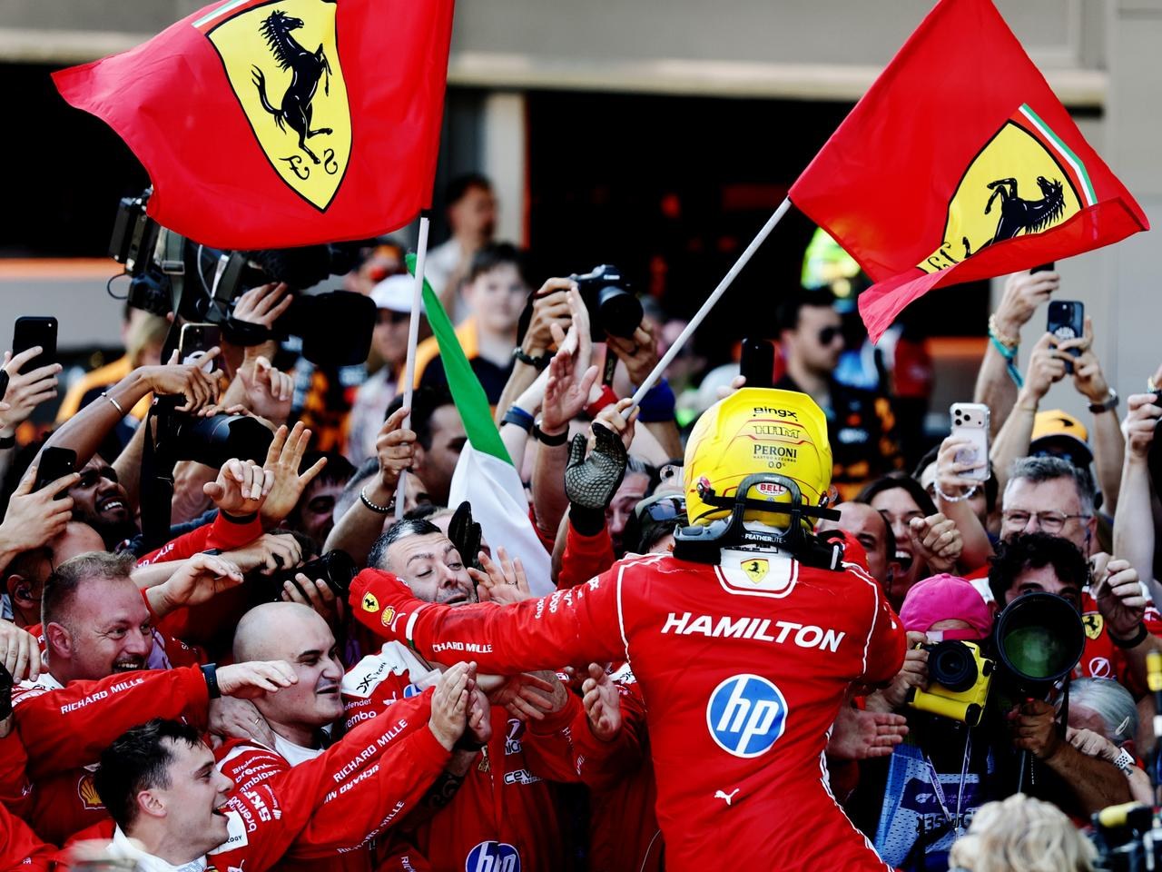Lewis Hamilton (Ferrari) célèbre sur le podium sa première victoire au Grand Prix d'Espagne 2026 à Barcelone