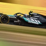 Kimi Antonelli au volant de la Mercedes W17 F1 2026, après l'interdiction FIA des astuces moteur