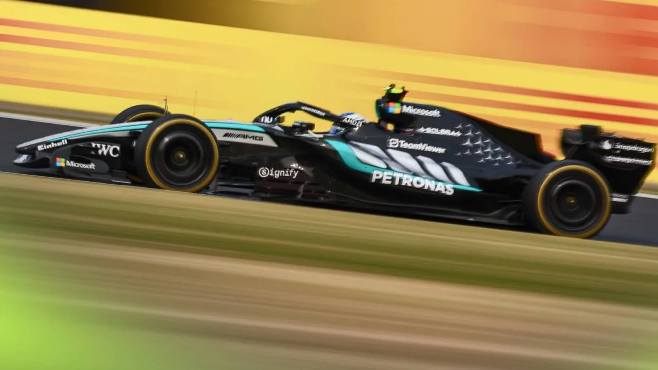 Kimi Antonelli au volant de la Mercedes W17 F1 2026, après l'interdiction FIA des astuces moteur