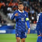 Kylian Mbappé avec le maillot de l'équipe de France