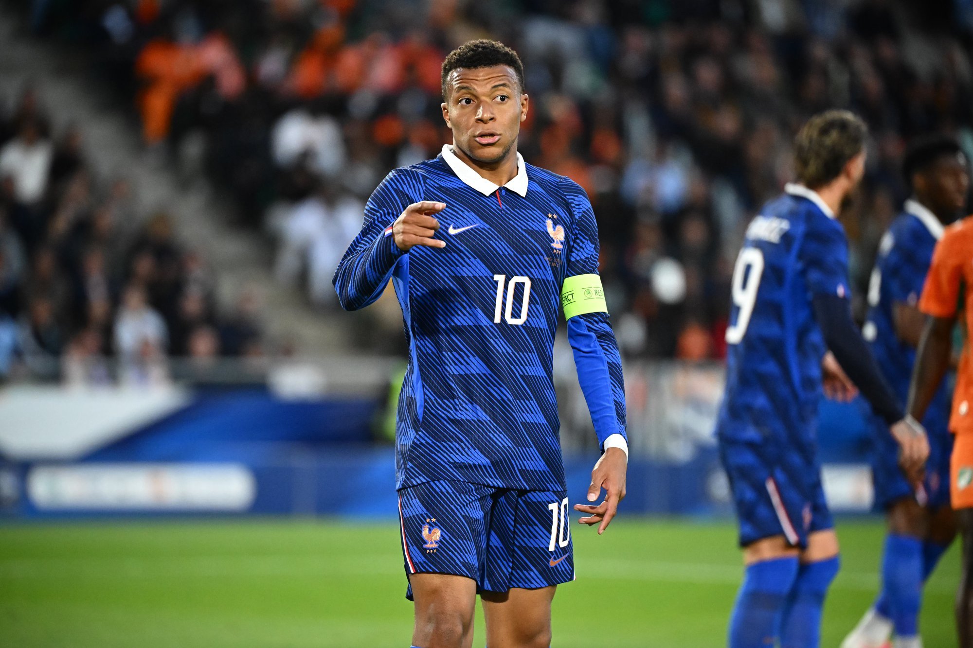 Kylian Mbappé avec le maillot de l'équipe de France