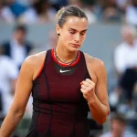 Aryna Sabalenka célèbre sa victoire 7-5, 6-3 sur Naomi Osaka en huitièmes de Roland-Garros 2026, son 14e quart de Grand Chelem consécutif