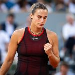 Aryna Sabalenka célèbre sa victoire 7-5, 6-3 sur Naomi Osaka en huitièmes de Roland-Garros 2026, son 14e quart de Grand Chelem consécutif