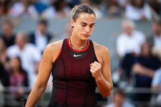 Aryna Sabalenka célèbre sa victoire 7-5, 6-3 sur Naomi Osaka en huitièmes de Roland-Garros 2026, son 14e quart de Grand Chelem consécutif