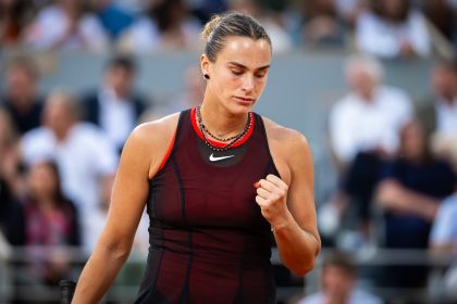 Aryna Sabalenka célèbre sa victoire 7-5, 6-3 sur Naomi Osaka en huitièmes de Roland-Garros 2026, son 14e quart de Grand Chelem consécutif