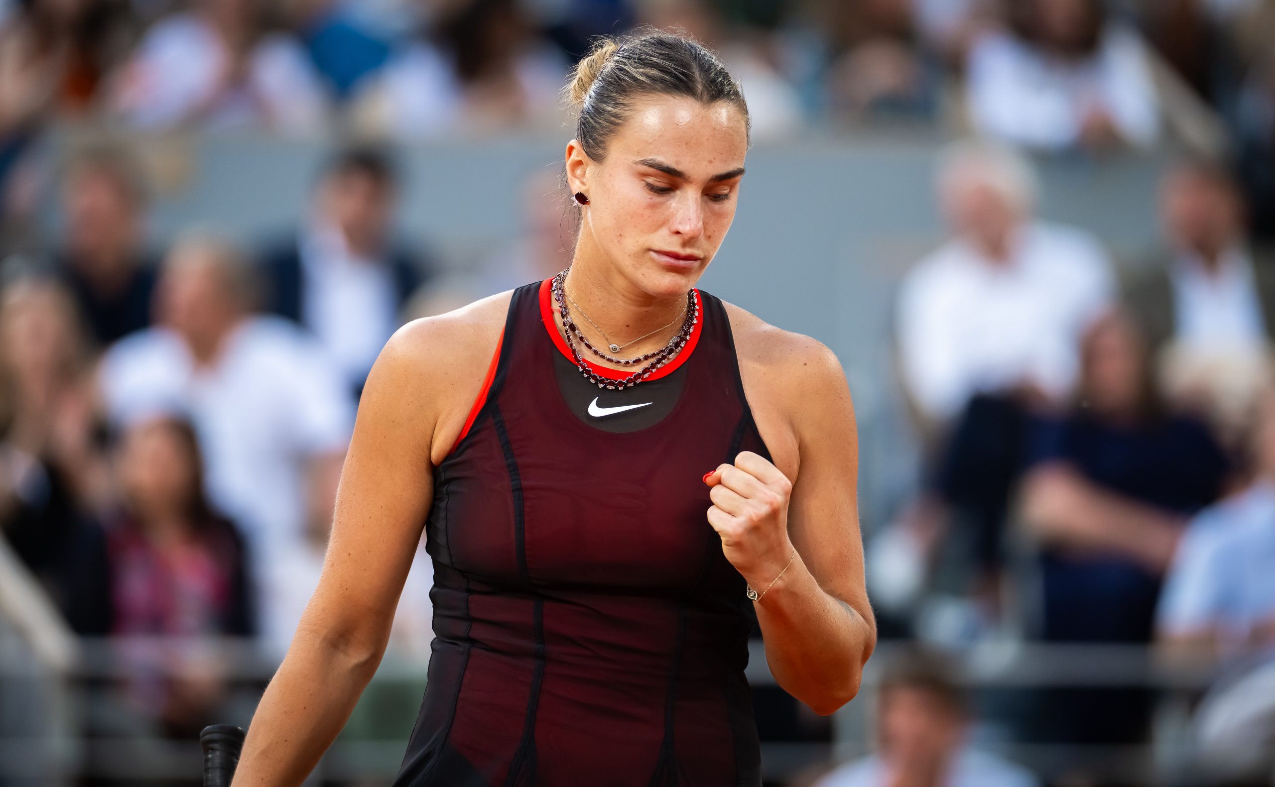 Aryna Sabalenka célèbre sa victoire 7-5, 6-3 sur Naomi Osaka en huitièmes de Roland-Garros 2026, son 14e quart de Grand Chelem consécutif