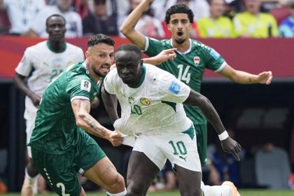 Sadio Mané à la lutte avec la défense irakienne lors de Sénégal-Irak à la Coupe du monde 2026