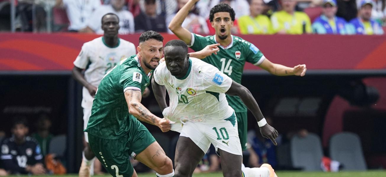 Sadio Mané à la lutte avec la défense irakienne lors de Sénégal-Irak à la Coupe du monde 2026