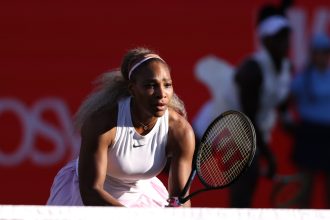 Serena Williams sur le gazon du Queen's Club lors de son retour en double en 2026