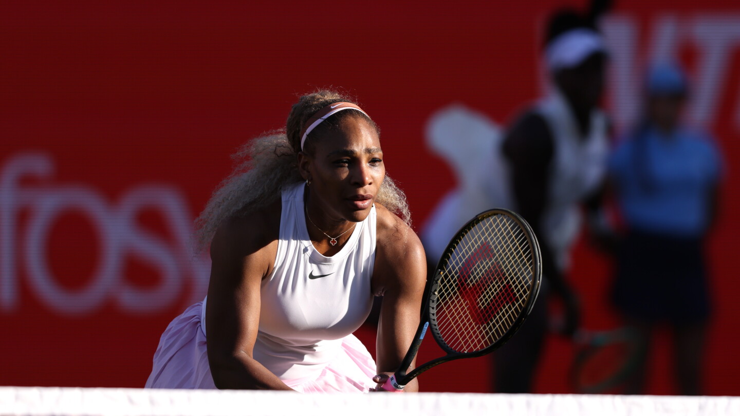 Serena Williams sur le gazon du Queen's Club lors de son retour en double en 2026