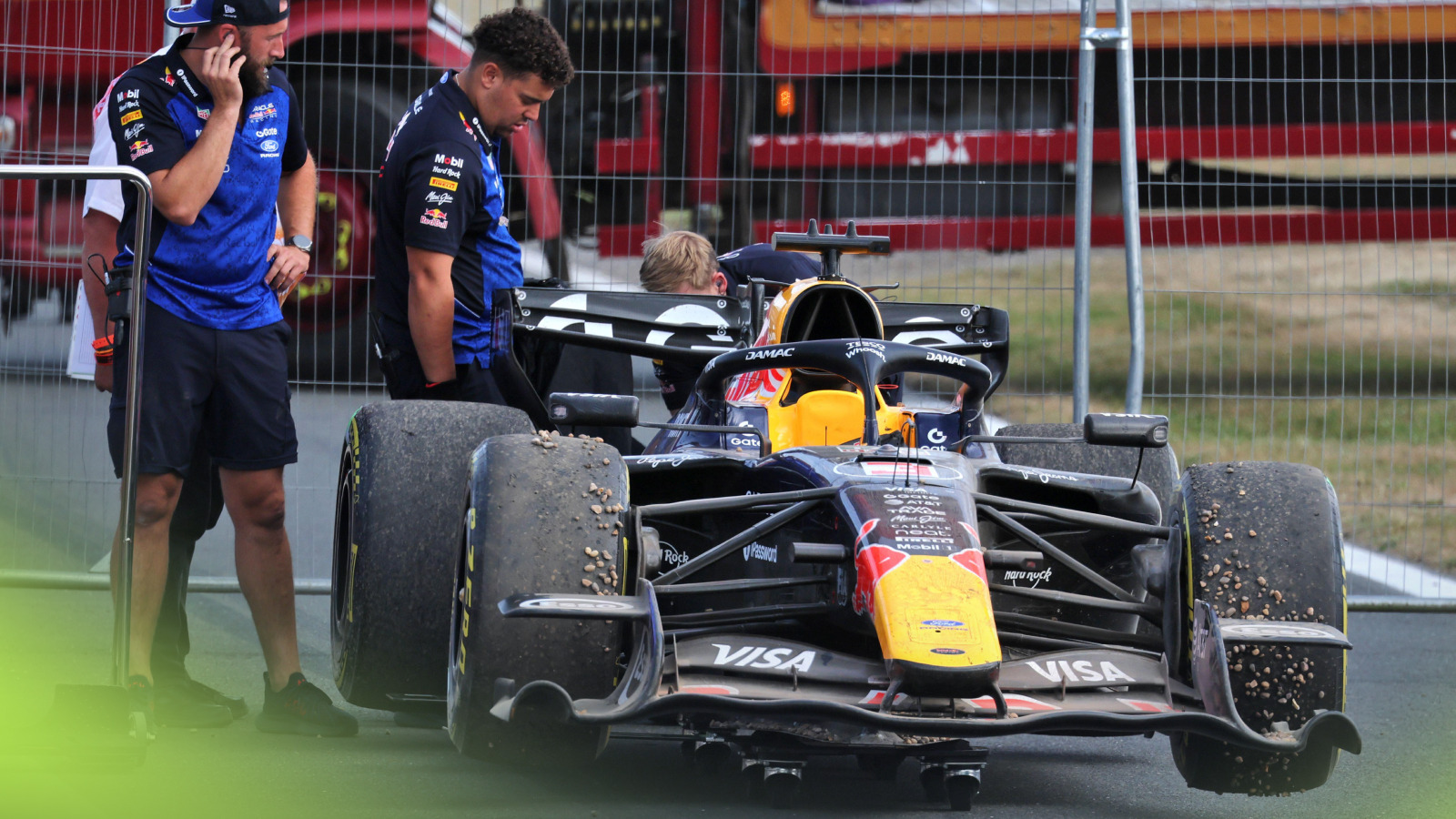 Monoplace Red Bull de Max Verstappen dans les graviers après son crash au GP de Grande-Bretagne à Silverstone