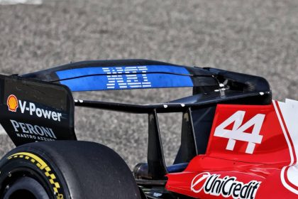 Aileron arrière macarena de la Ferrari SF-26 en position retournée