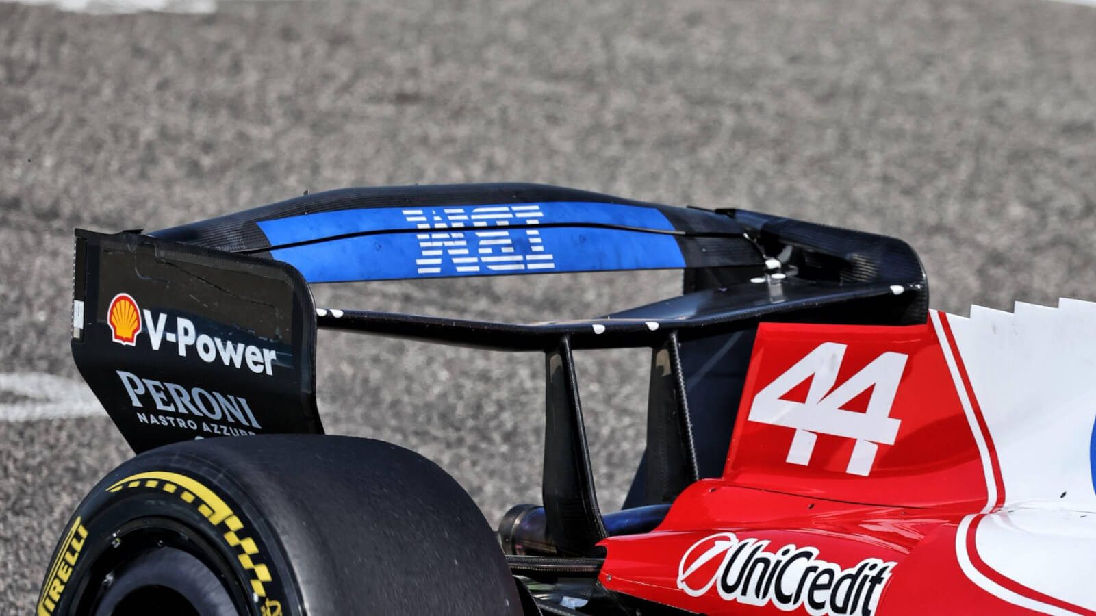 Aileron arrière macarena de la Ferrari SF-26 en position retournée