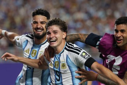 Julián Álvarez célèbre son but décisif lors du quart de finale Argentine-Suisse à la Coupe du Monde 2026
