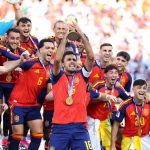 Les joueurs de l'Espagne soulèvent le trophée de la Coupe du monde 2026